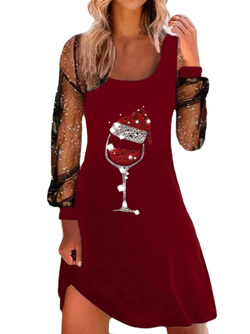 Femme blonde posant sur un fond blanc et portant une robe de Noël rouge à manches longues transparentes